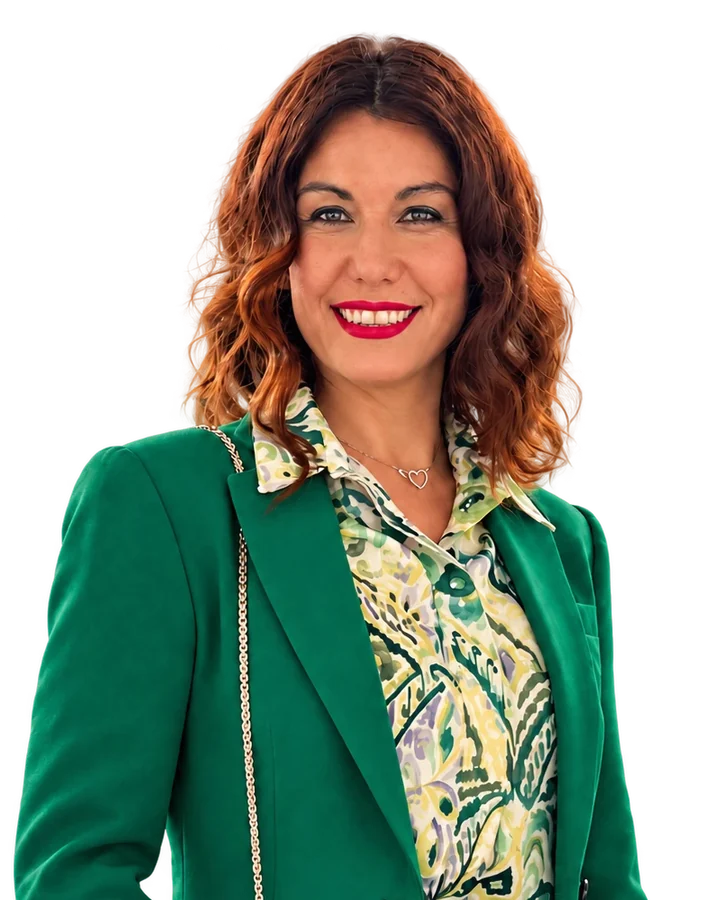 Raquel Sanz, fundadora de Movimiento Reiníciate, sonriendo con un traje verde